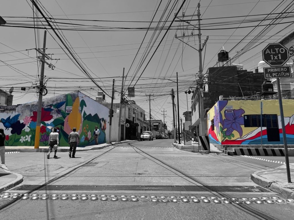 Figura 2. Fotografía de los murales, de lado izquierdo "Rayuela Urbana" y de lado derecho "Nuestro Mural".