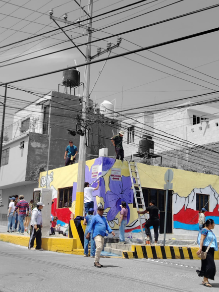 Figura 4. Equipo trabajando en el mural.