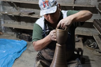Juan Jiménez Marcial, artesano de San Miguel de las Ollas, durante el proceso de modelado de una pieza de barro.